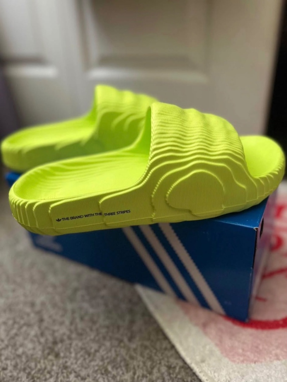 Adidas Adilette 22 Slides Neon Yellow Men’s 8 / Women’s 9-9.5 NEW - Picture 3 of 5
